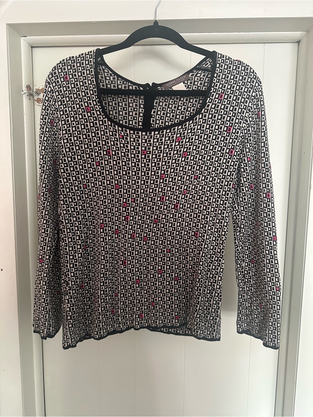Sigurd Olsen Black & White Geometric Print Long Sleeve Top with Pink Accents